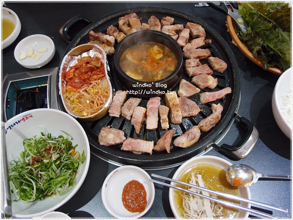 釜山食記∥ 南浦洞/札嘎其站 厚切生五花烤肉吃到飽：荒謬的生肉 – 超厚切五花肉＋小菜＋大醬湯無限續盤