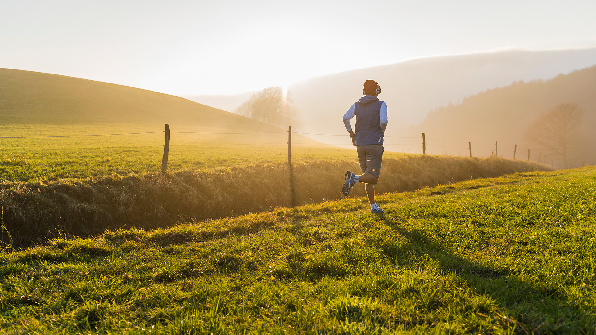 Young man jogging in the morning, BadenWürttemberg