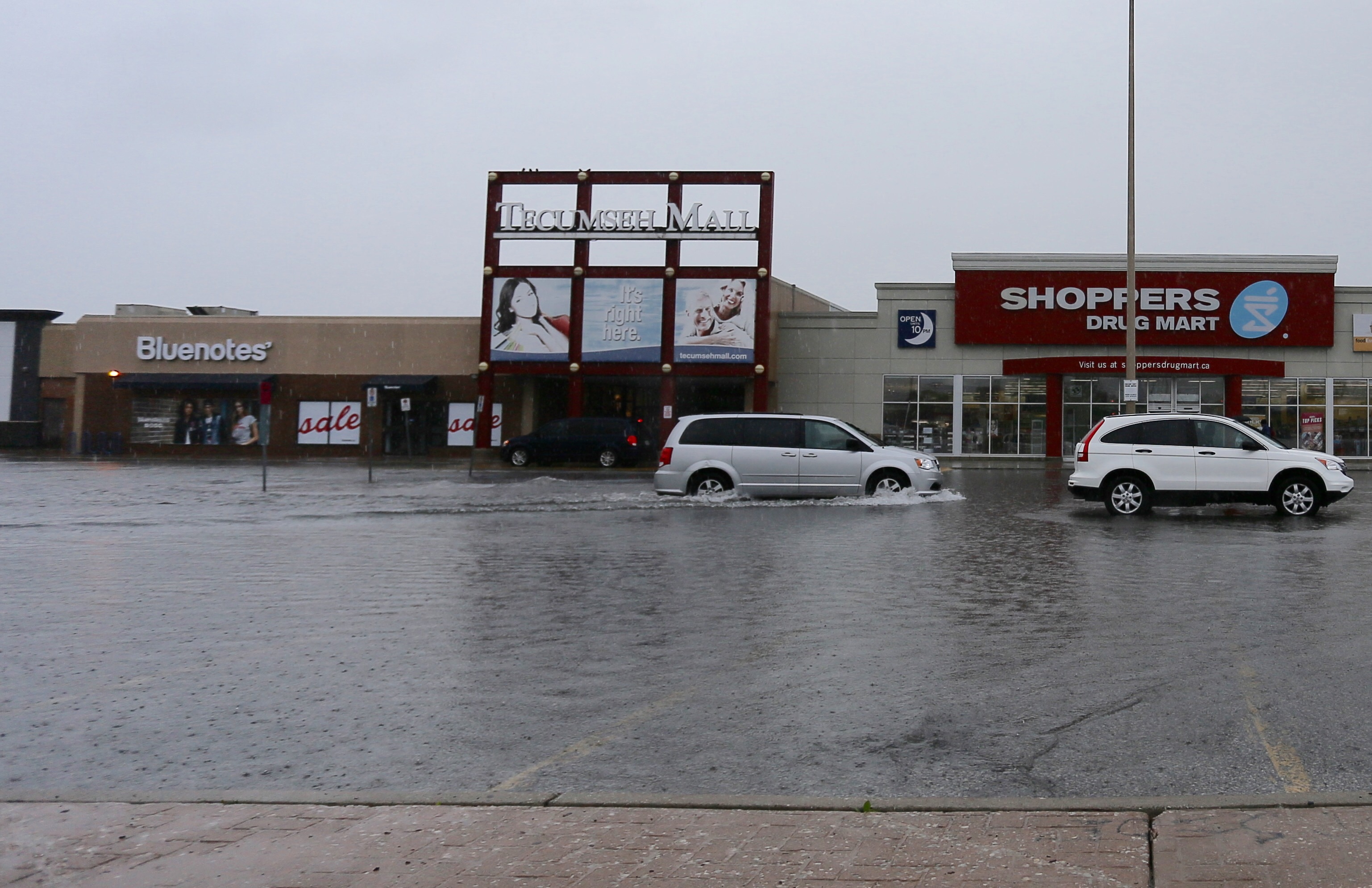 Tecumseh Mall Closes For The Day windsoriteDOTca News windsor
