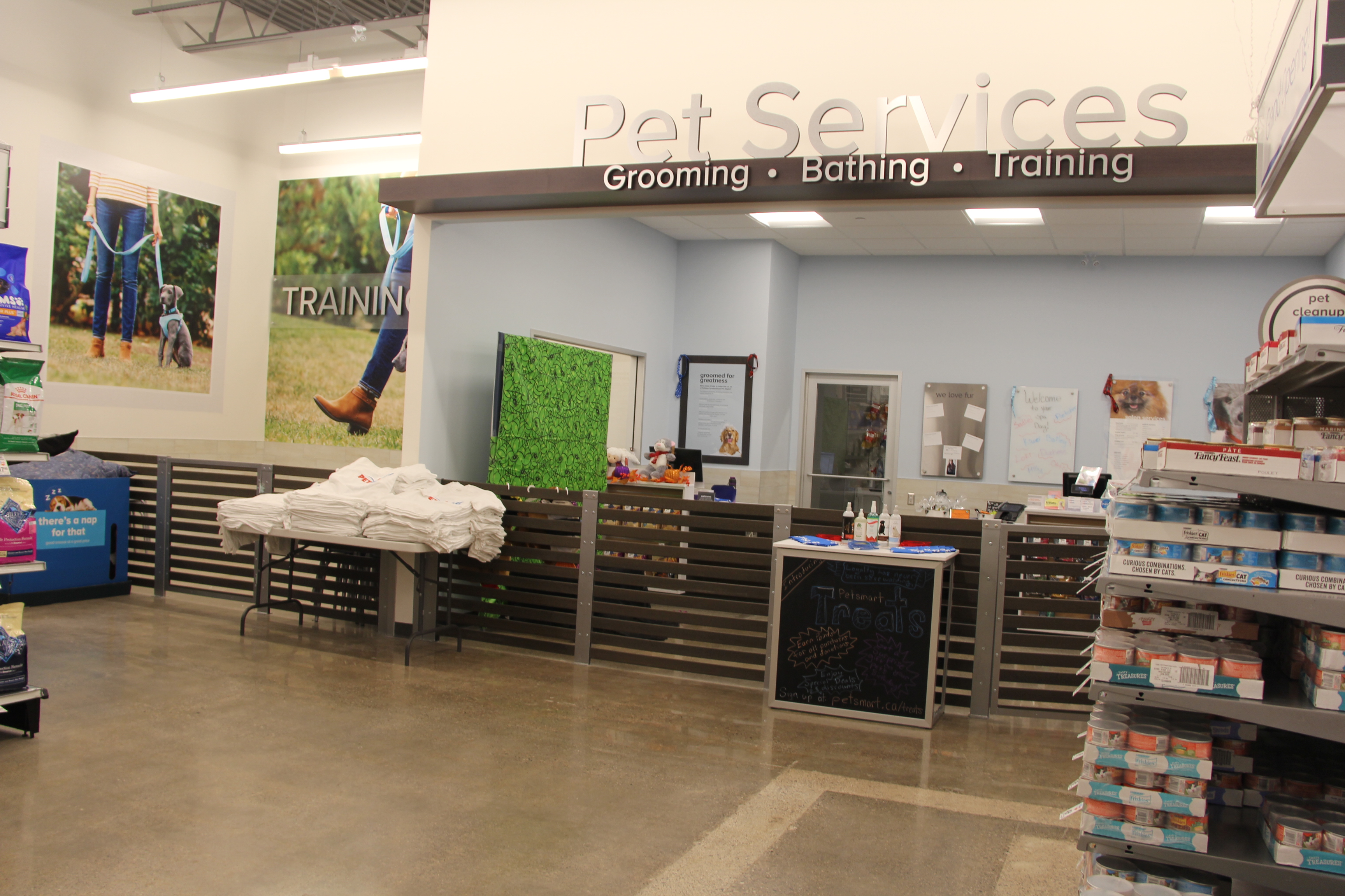 PHOTOS New Tecumseh Mall Location PetSmart Grand Opening windsoriteDOTca News windsor