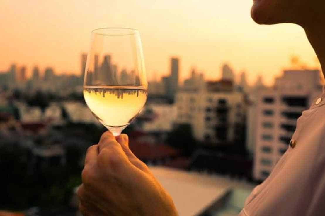 The Health Benefits and Risks of White Wine