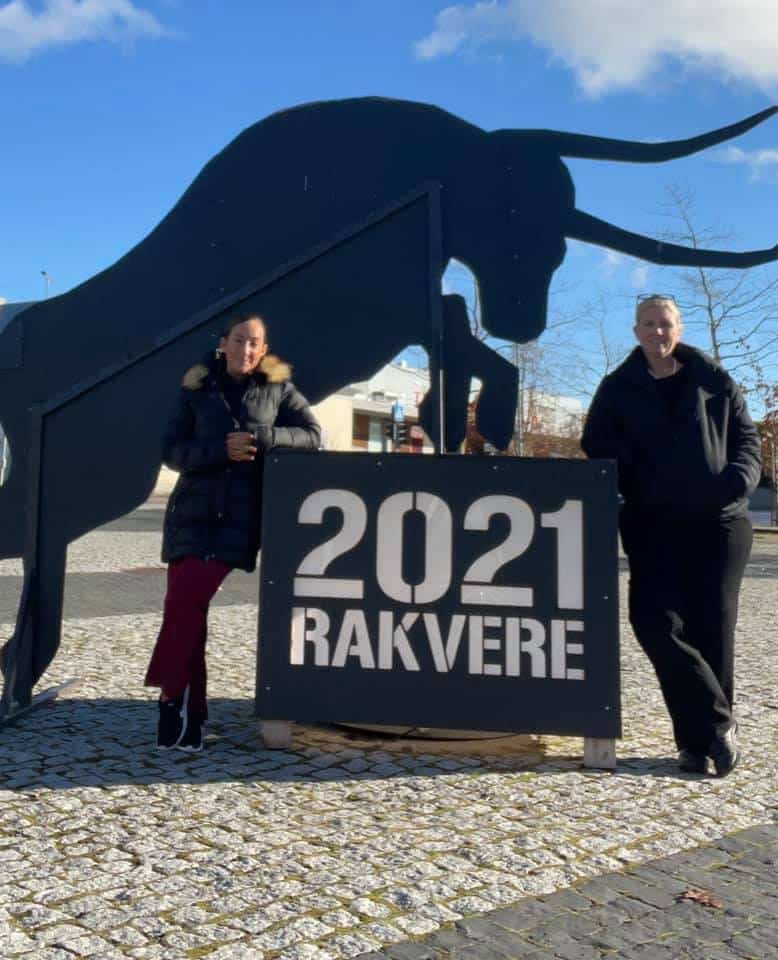 Två kvinnor framför en skylt i Rakvere English Toy terrier Uppfödare