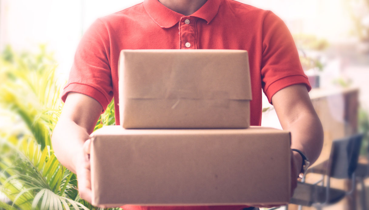 Come funziona la nuova truffa del corriere espresso