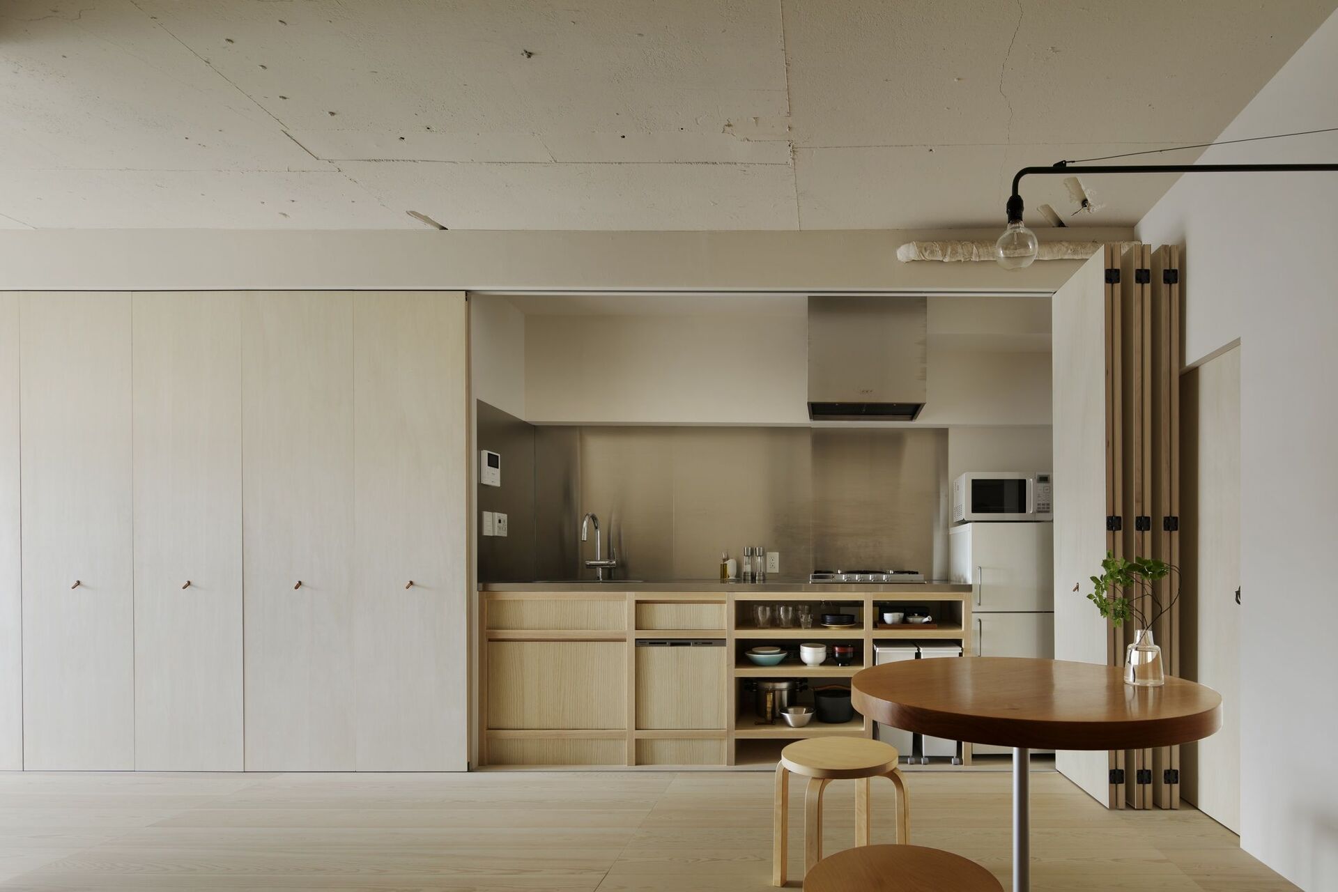 クローゼットの中に、キッチン──日本の美意識から生まれたミニマルアパートメント WIRED.jp