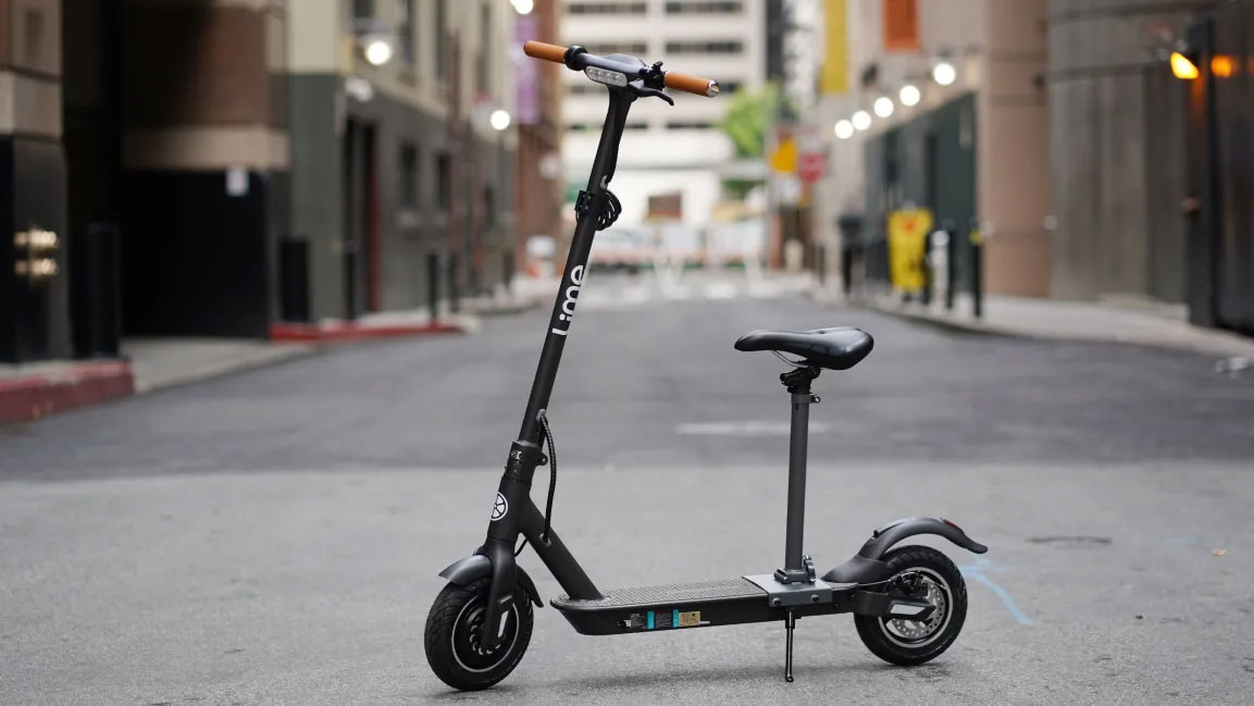 Lime EScooter mit Sattel