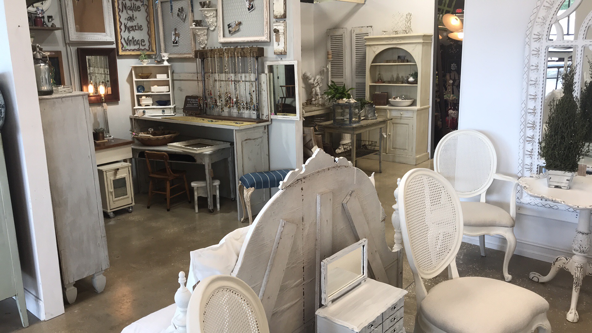 Wirewood Market Vintage, Antiques, and Home Decor Altamonte Springs, FL