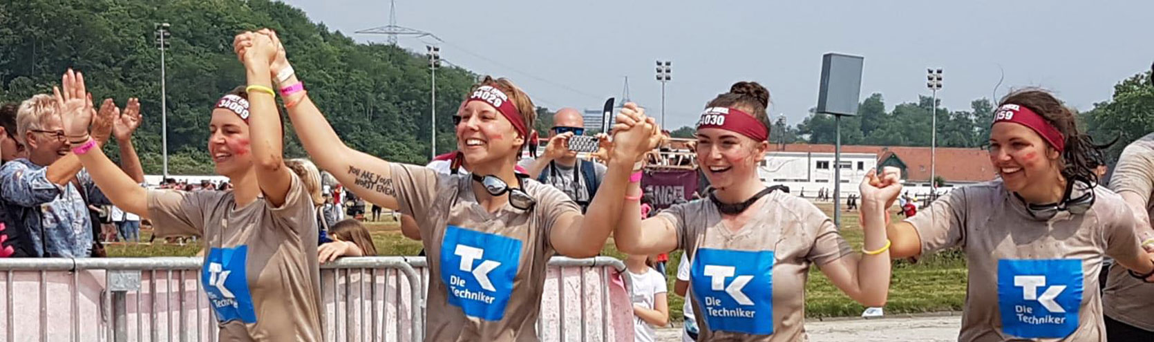 Durch den Schlamm für den guten Zweck Wir Techniker