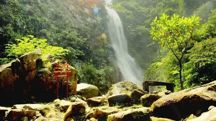 Curug Cigentis: Daya Tarik, Lokasi Dan Harga Tiket Masuk Terbaru Yang Wajib Kamu Ketahui - Wisatalombok.co.id