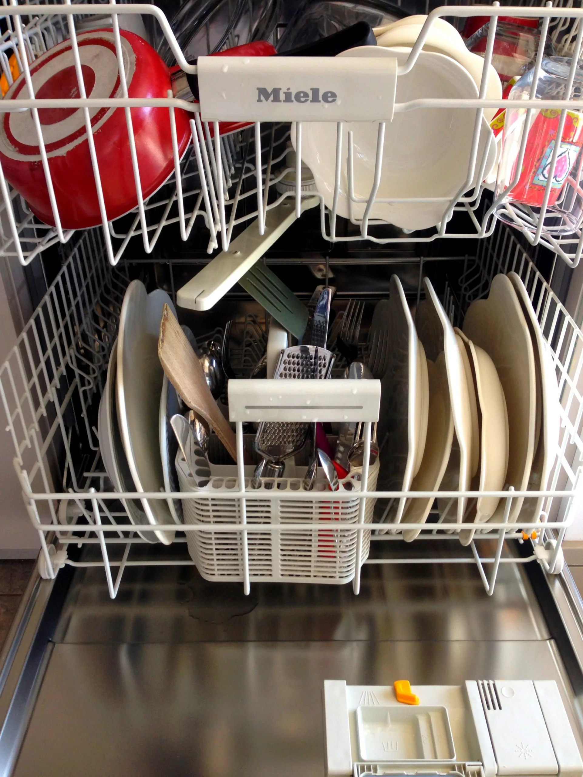 Top 4 EcoFriendly Dishwashers for the Conscious Homeowner