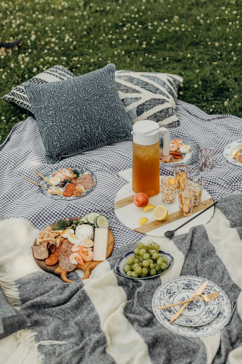 W&D Guide to an Impromptu NoCook Backyard Picnic Wit & Delight