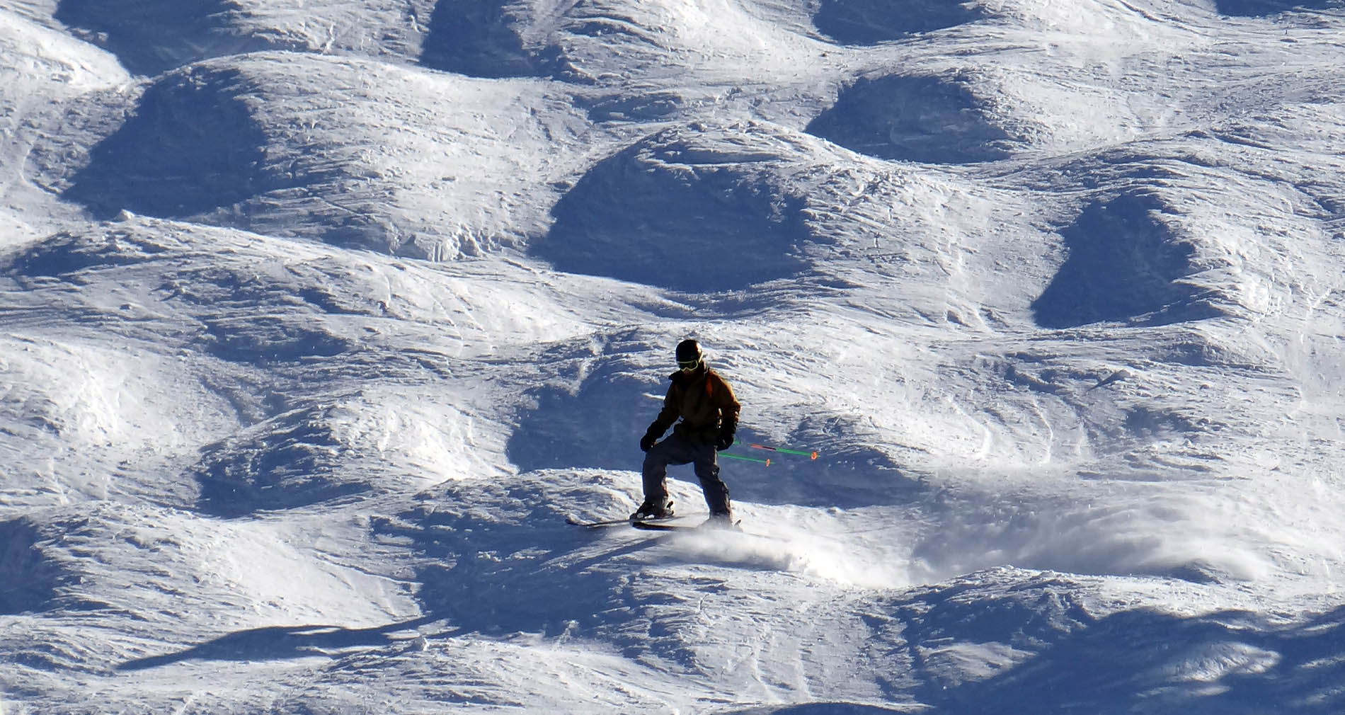 Mogul skiing With.Tips