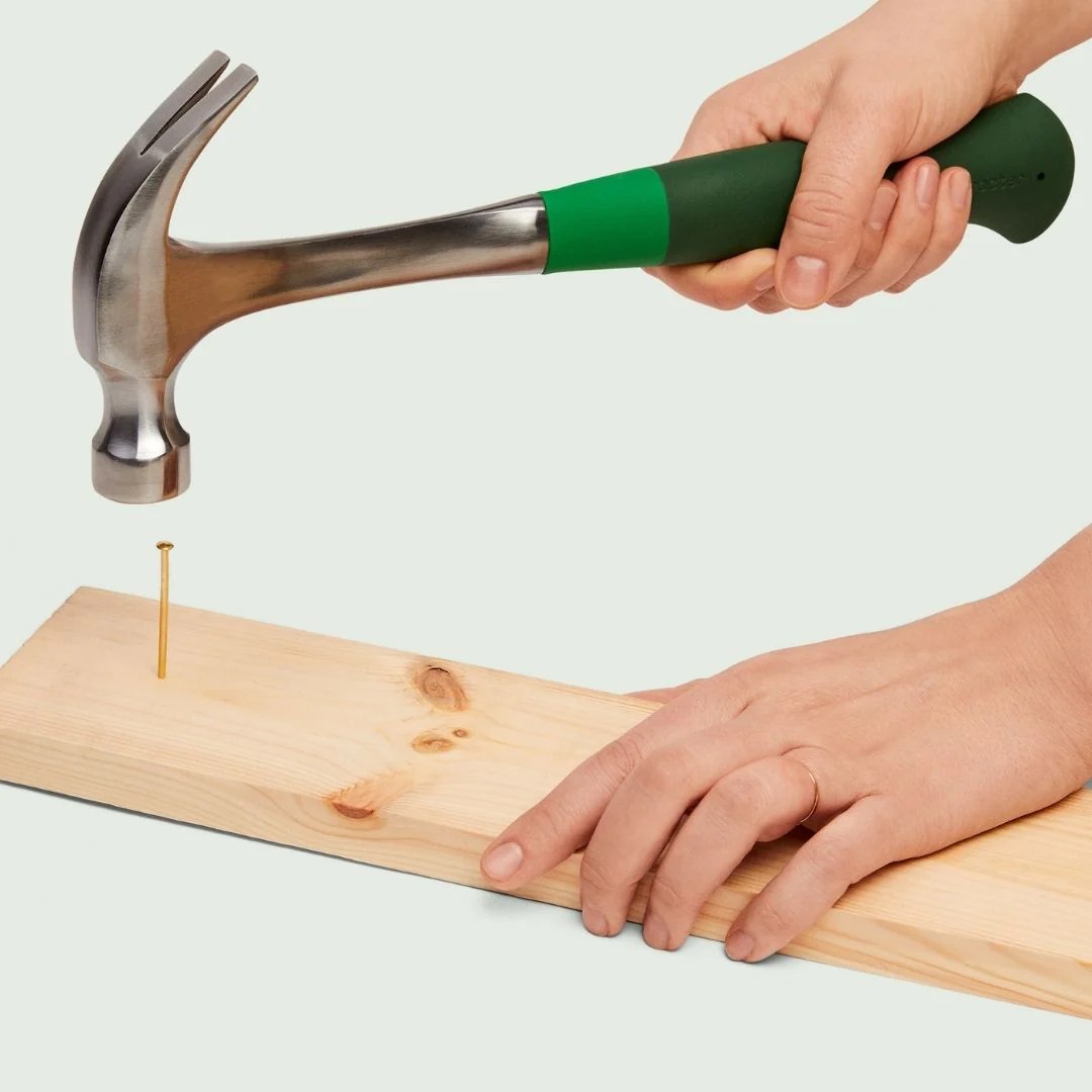 How to properly use a hammer – Character