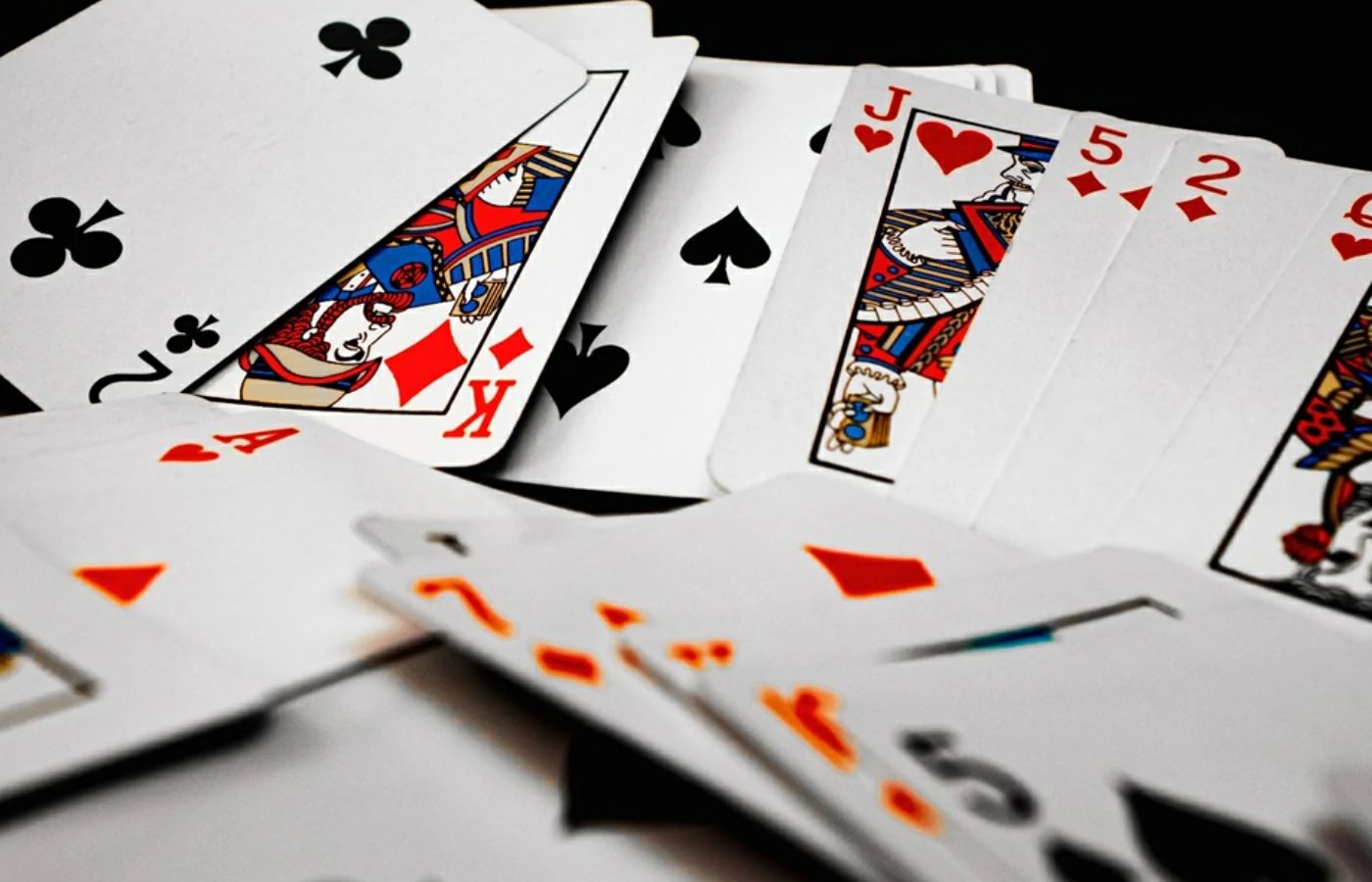 Soluciones efectivas de costos de naipes personalizados