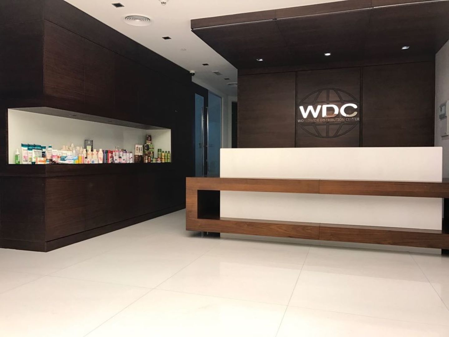 Worldwide Distribution Center(Distributors & Wholesalers) in Business