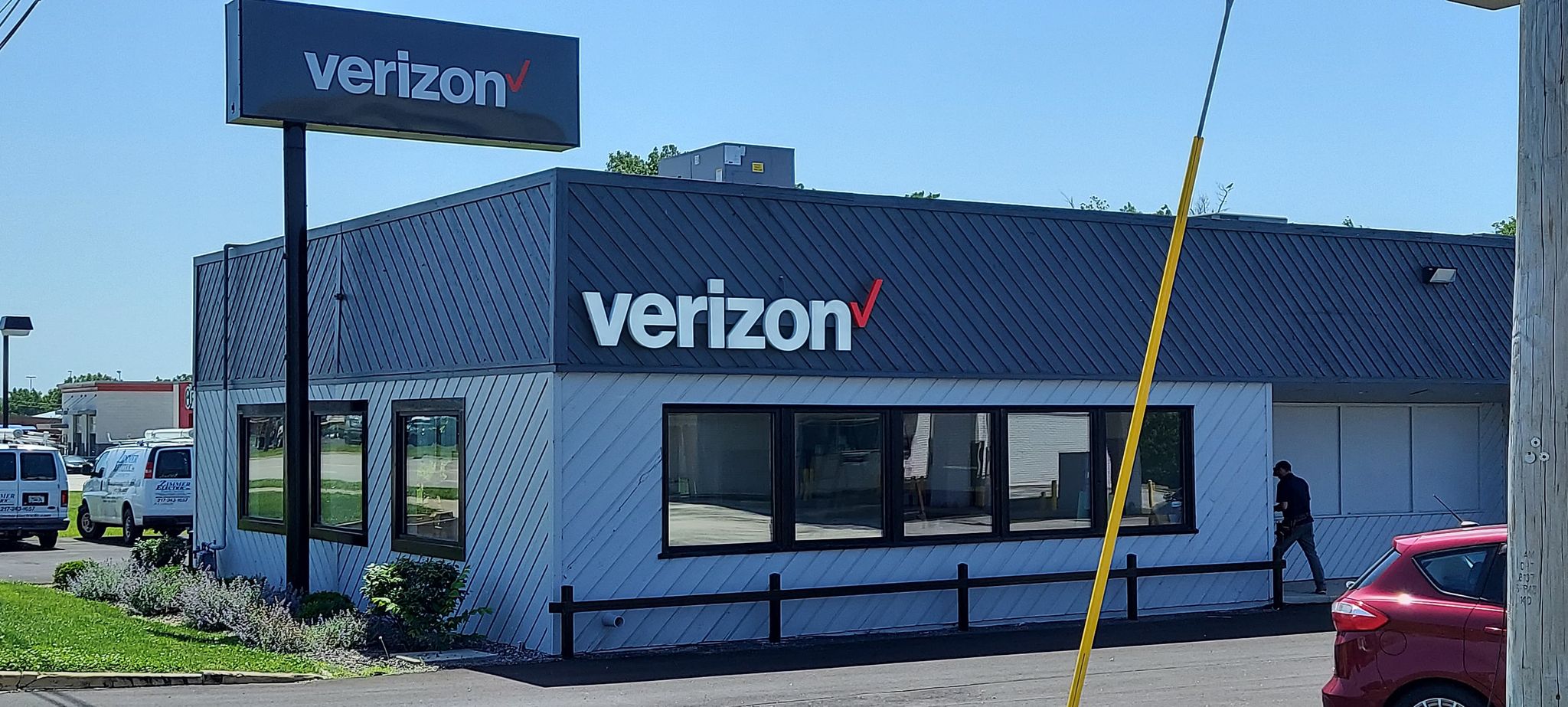 Jacksonville Verizon Retail Store Officially Open for Business WLDS