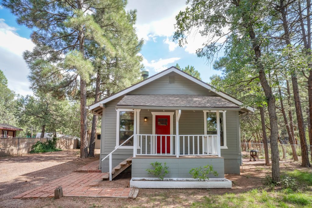 19 COZY COTTAGE BY RAINBOW LAKE COMPLETELY FENCED FOR YOUR PUPS