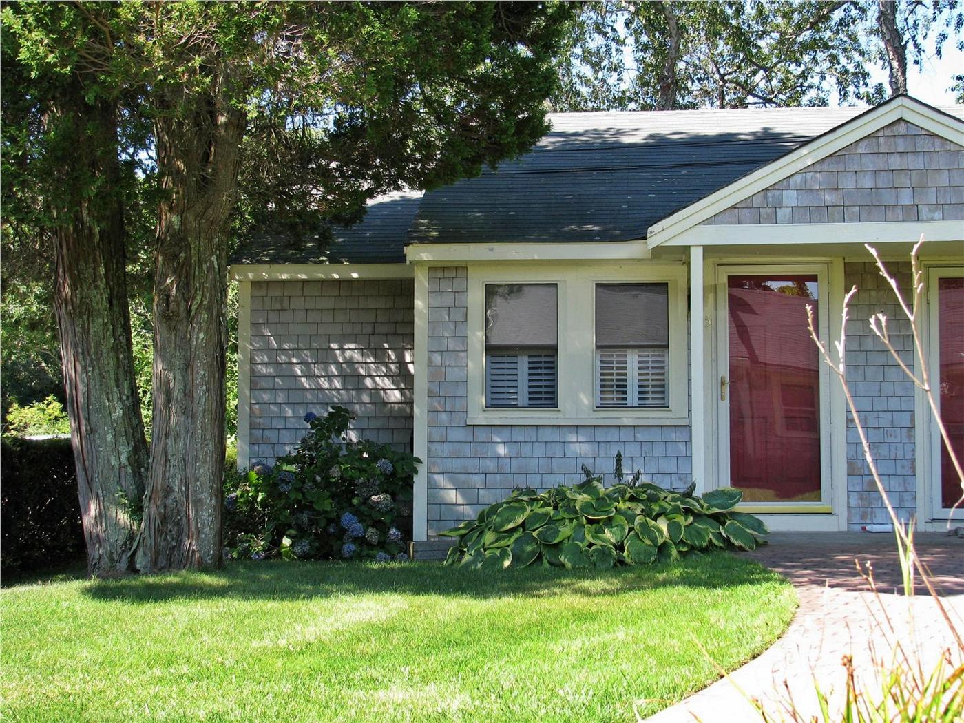 Hyannis Vacation Rental condo in Cape Cod MA 02632, Under 1/2 mile to Covell's/Craigville Beach