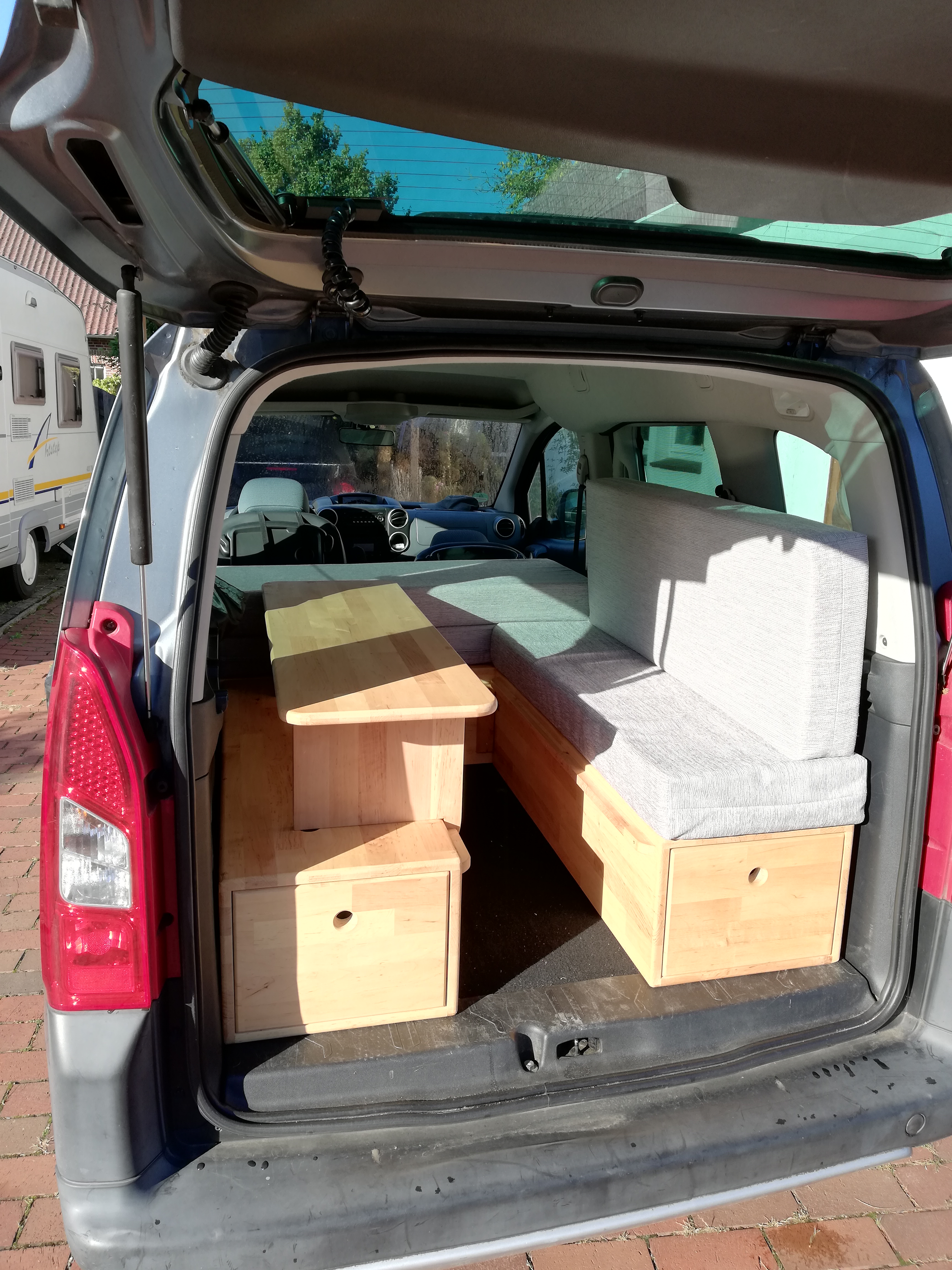 Dacia Dokker CamperAusbau CampingAusbau Aus