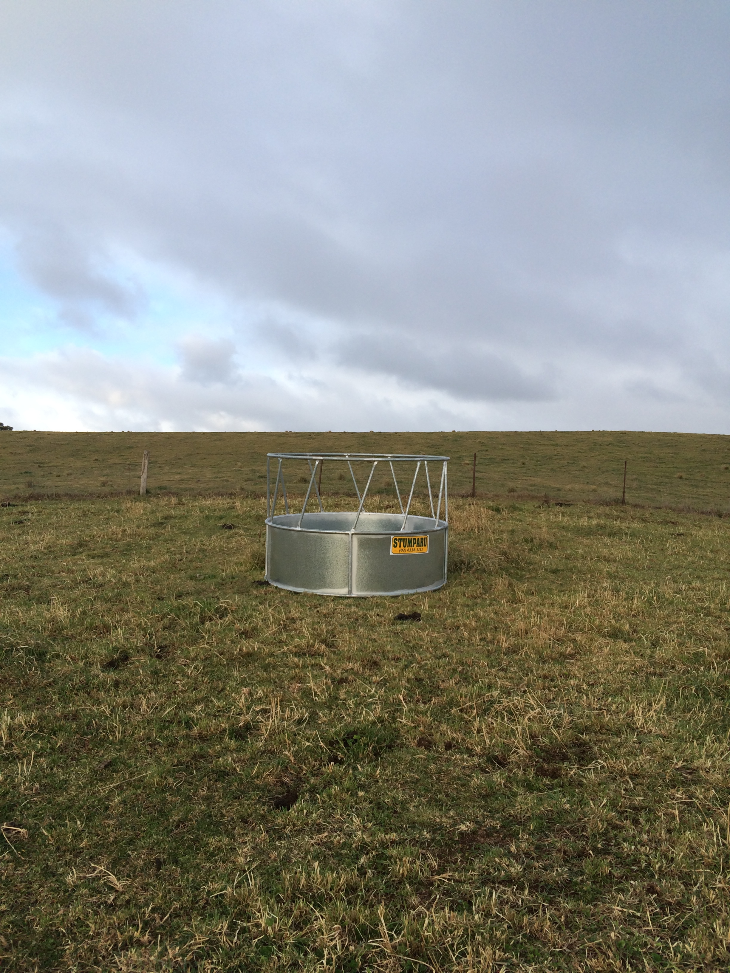 Round hay bale holder wobblywidow