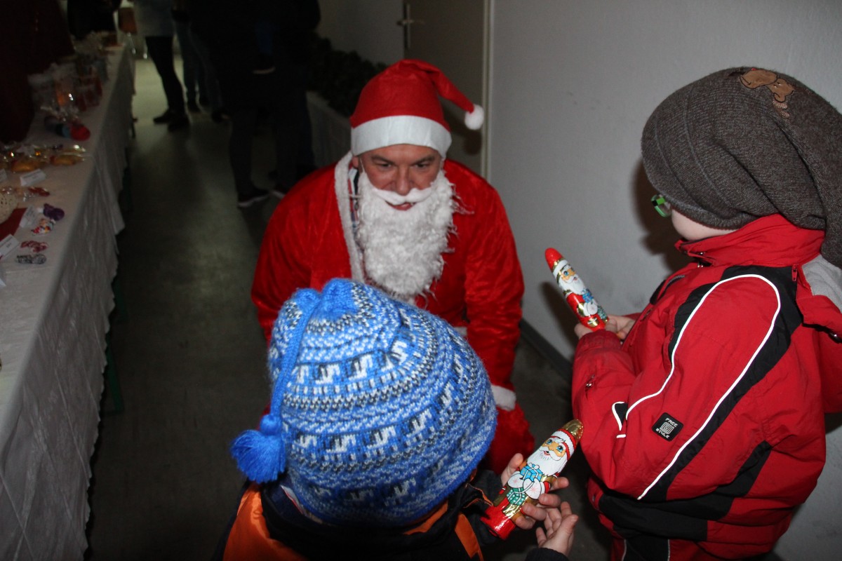 Der Nikolaus beschenkt die Kinder Bergwinkel WochenBote