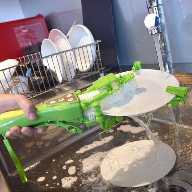 This Japanese Handheld Dishwasher Is A Must Have For Anyone