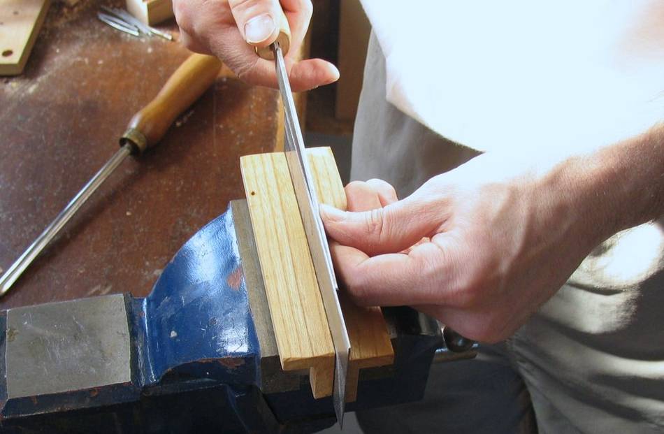 Using and burnishing a scraper