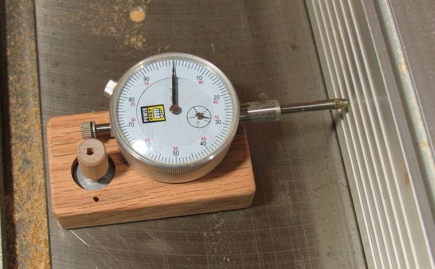Table saw fence micro adjusting