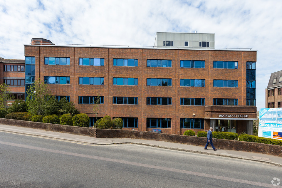 Woodside CoOwnership Just13 miles from Gatwick Airport, this