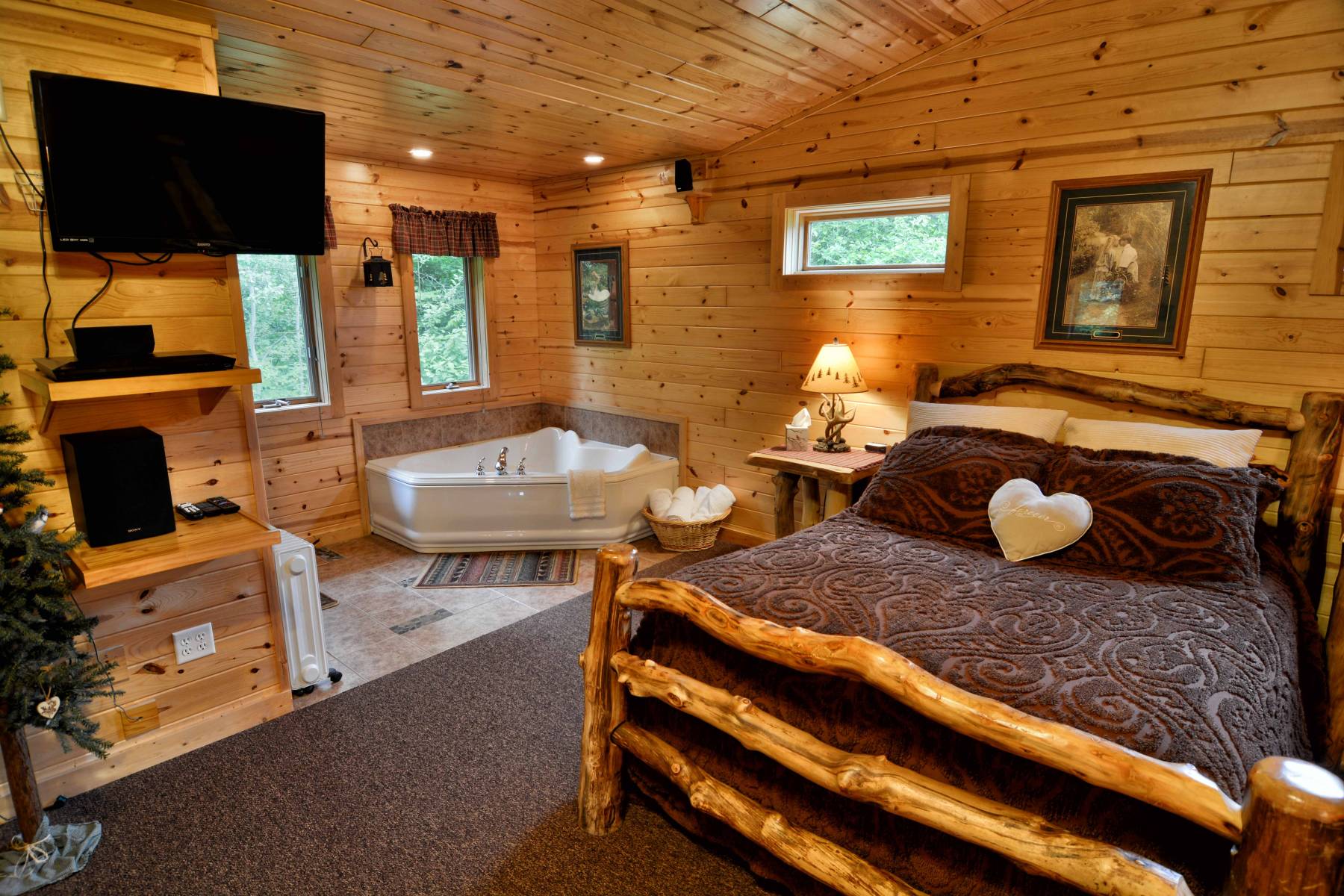 Cottage 14 Romantic Cabin with Jacuzzi Tub in Bayfield, Wisconsin