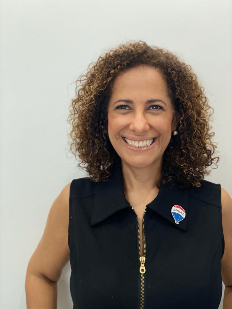 Elizabeth Martínez WorkingCurly