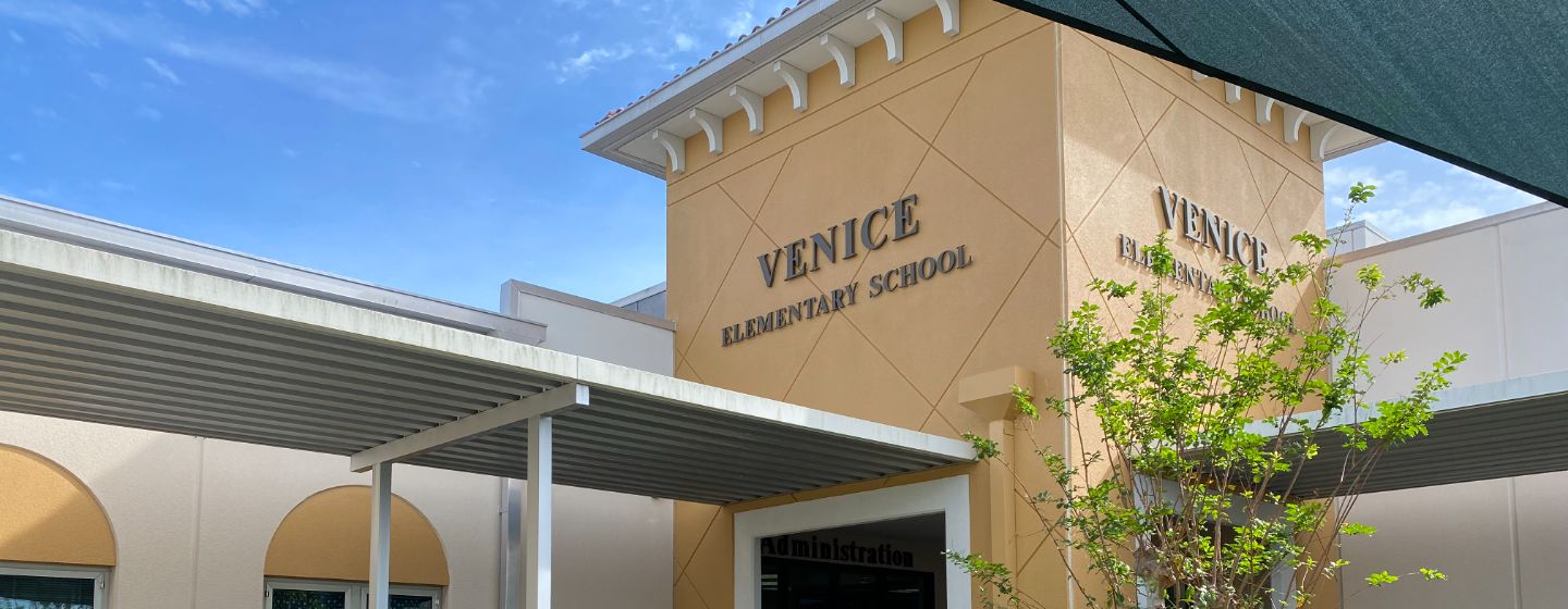 Elementary School at Le Grand Lemps France / Brenas Doucerain