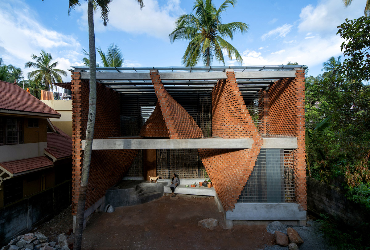 Wallmakers create slanting brick walls for Pirouette House in India to