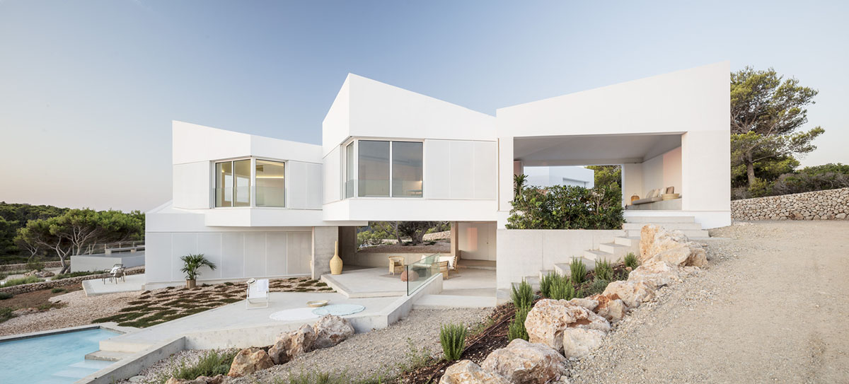 NOMO STUDIO designs holiday home comprised of bridgelike volumes on