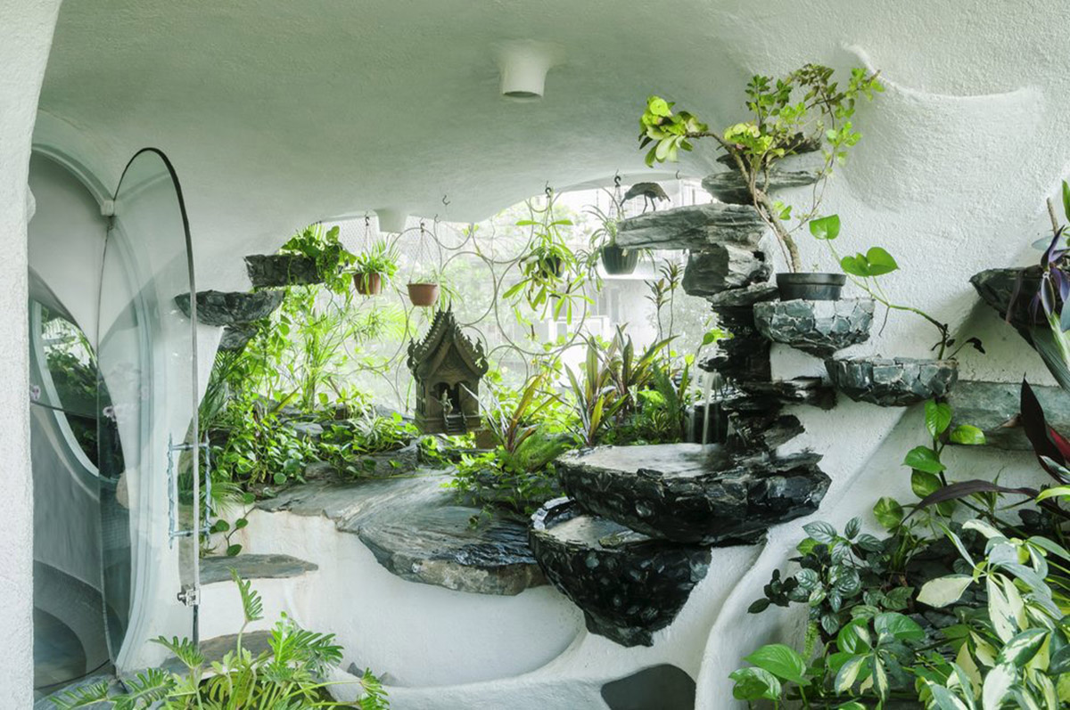 The White Room created a real garden room with fluid surfaces in Mumbai