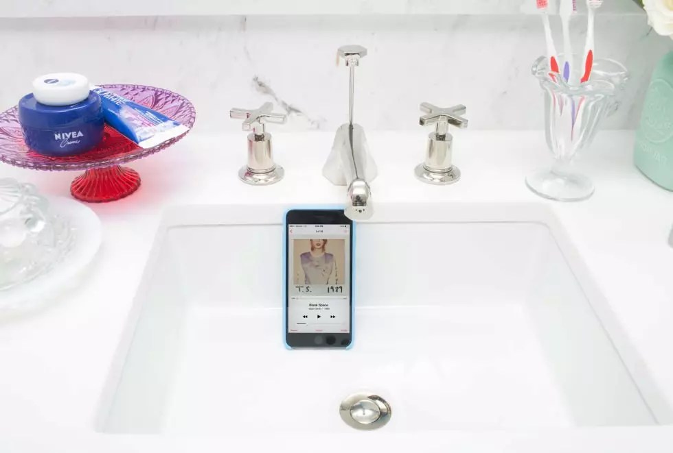 11 Smart LifeChanging Shower Hacks World inside pictures