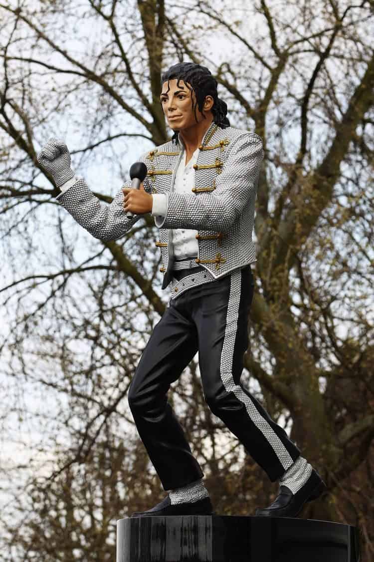 The Worst Celebrity Statues Ever (GALLERY) WorldWideInterweb