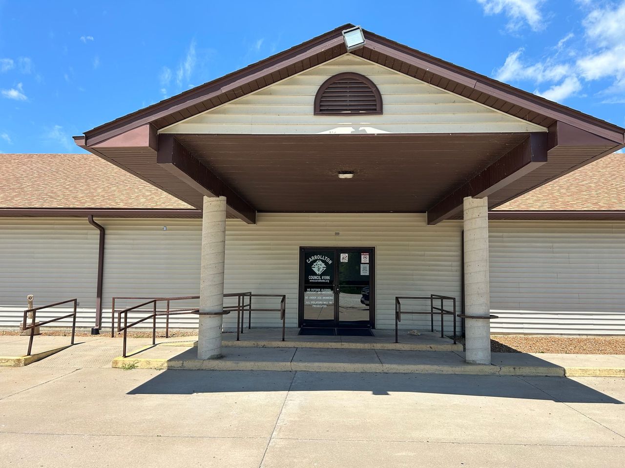 Versatile Commercial Building on 6 Acres ∙ Carrollton, IL Worrell