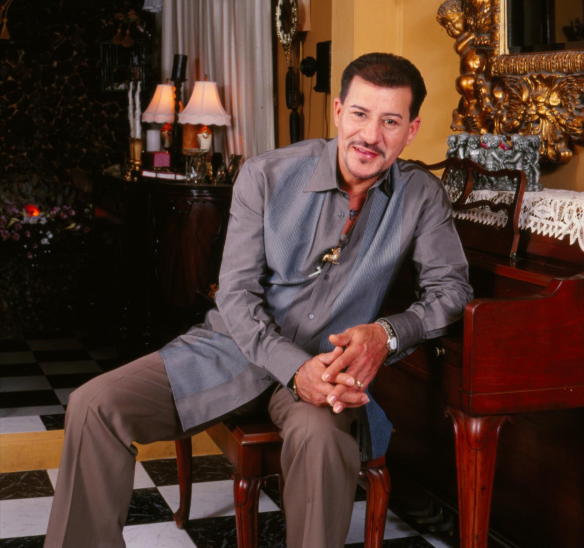 TITO ROJAS sorprende con su más reciente álbum 'Un Gallo Para La