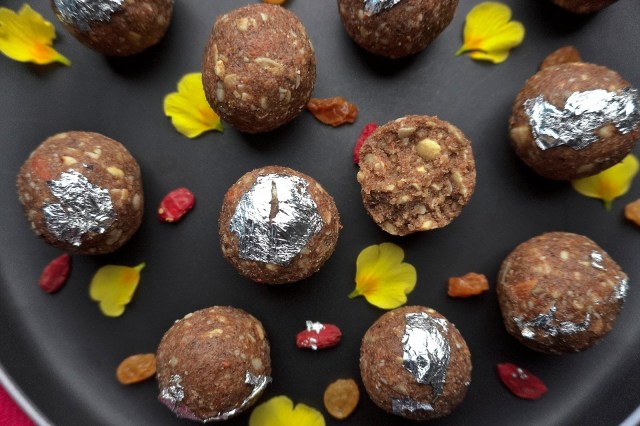 Gond ke ladoo/Pinni