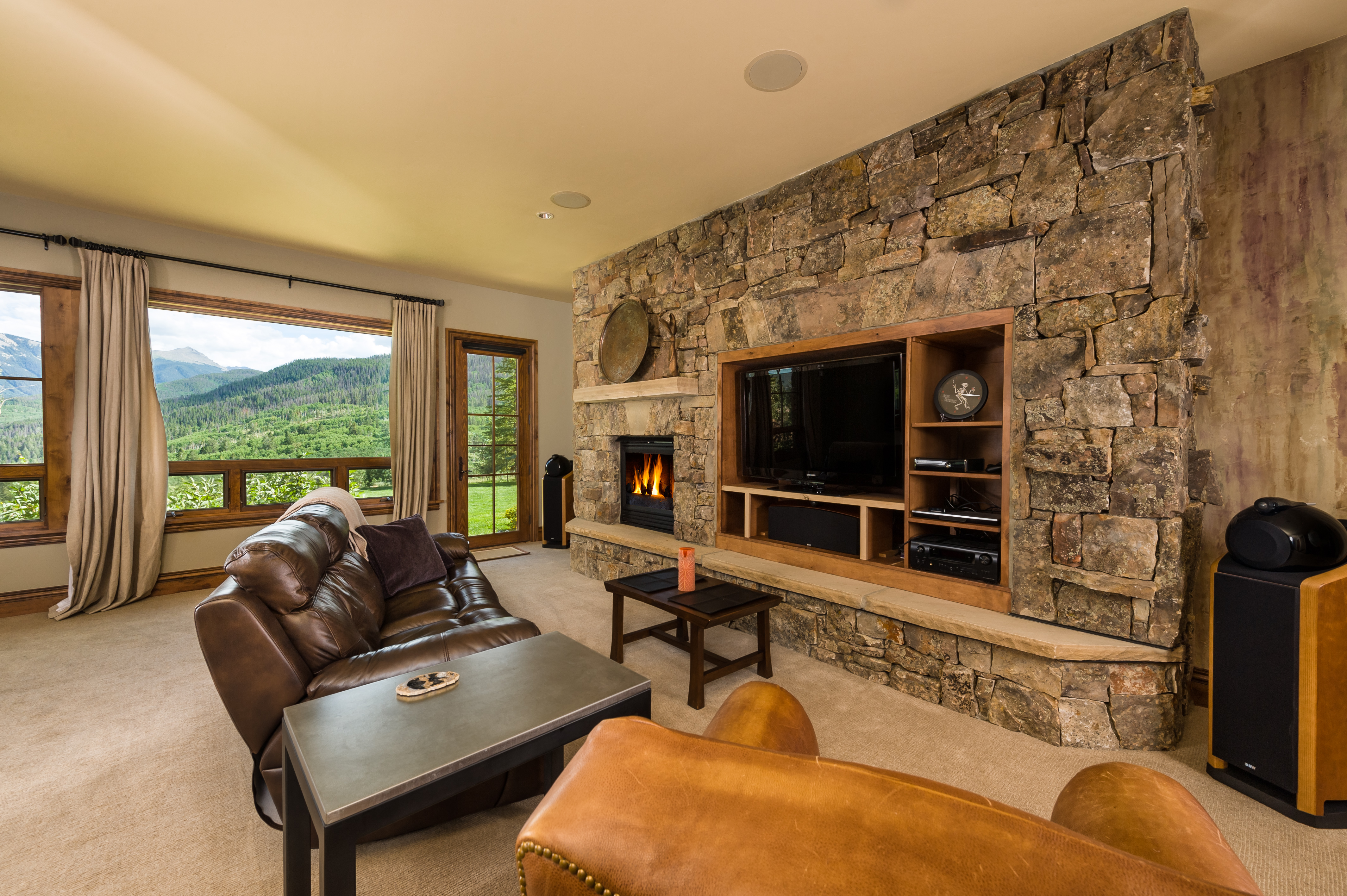 House of the Week Luxury Meets Off the Grid in the Aspen Groves