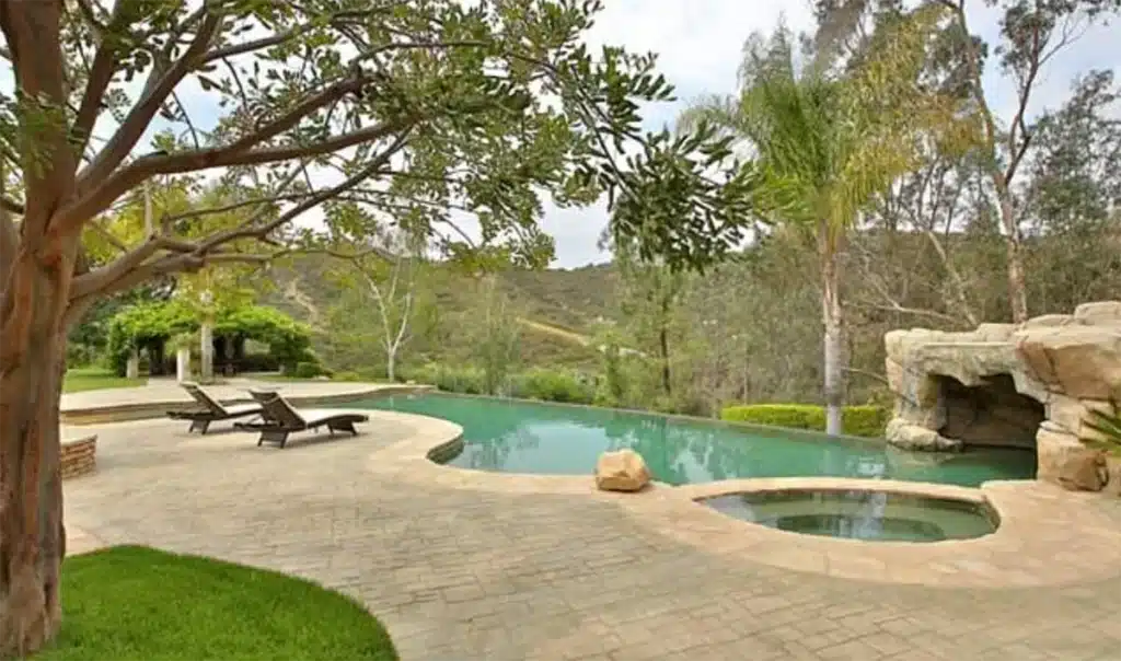 Inside Kevin Hart 7 million mansion, with photos