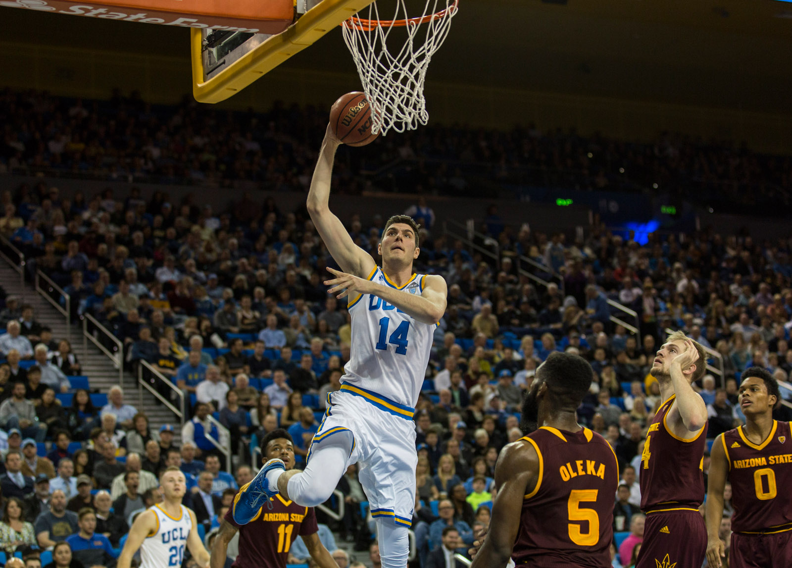 UCLA men’s basketball leads Arizona State 5439 at halftime Daily Bruin