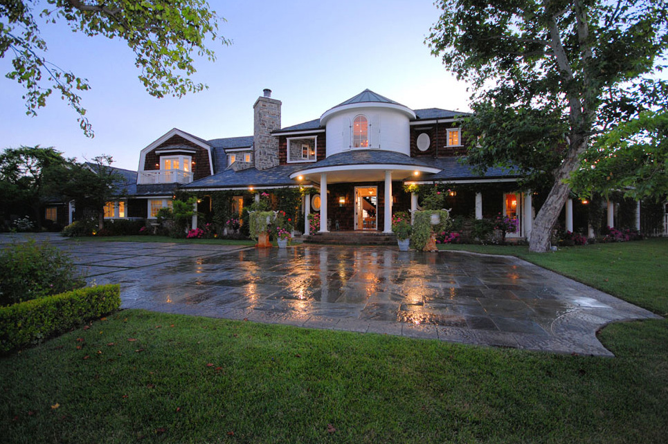 Jessica Simpson Makes Room for Baby in Osbourne Mansion