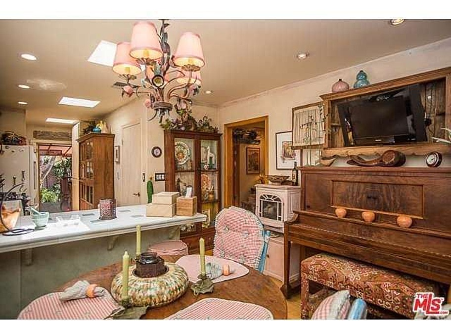 Dolly Parton's Hollywood House Is All Country