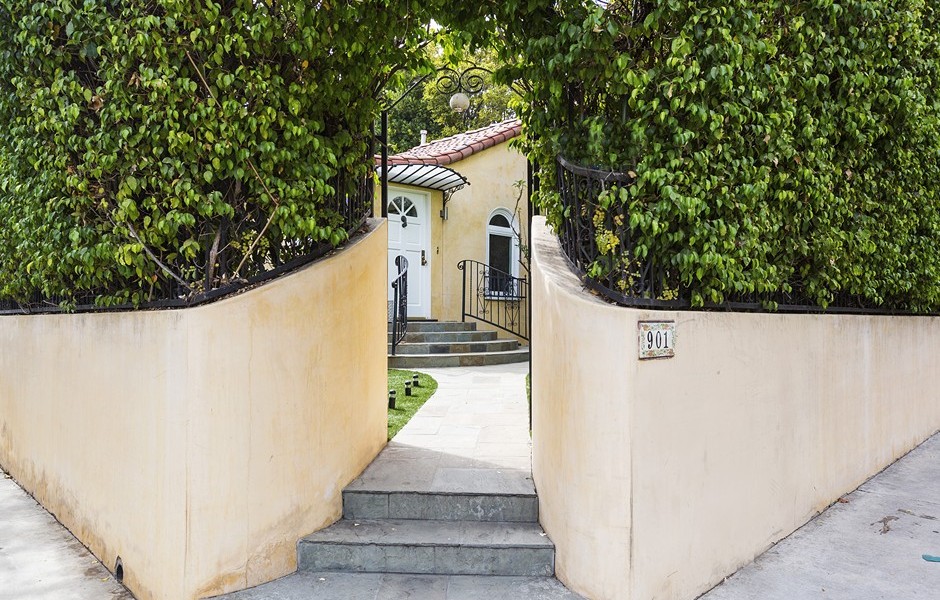 UPDATE Faye Dunaway's West Hollywood Compound Goes for 1.45M