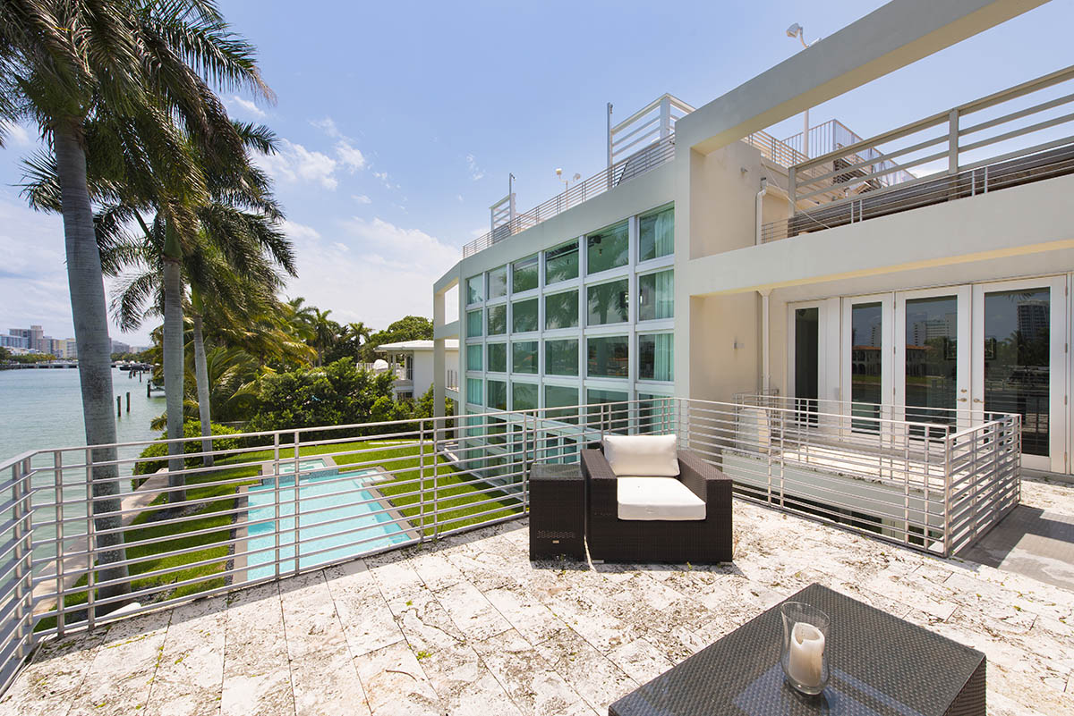 Rapper Lil Wayne Sails Away From Miami Mansion for 10M