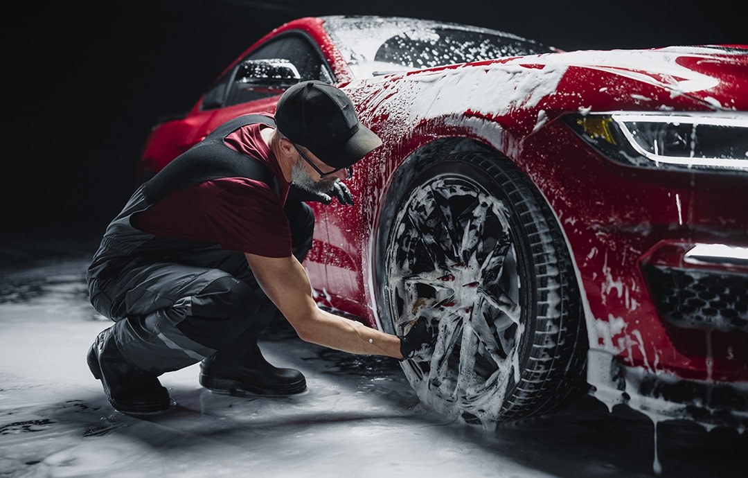 車のタイヤは定期的に洗うべき？正しいタイヤの洗い方を知ろう 出光のPIT in plus ＜コラム＞