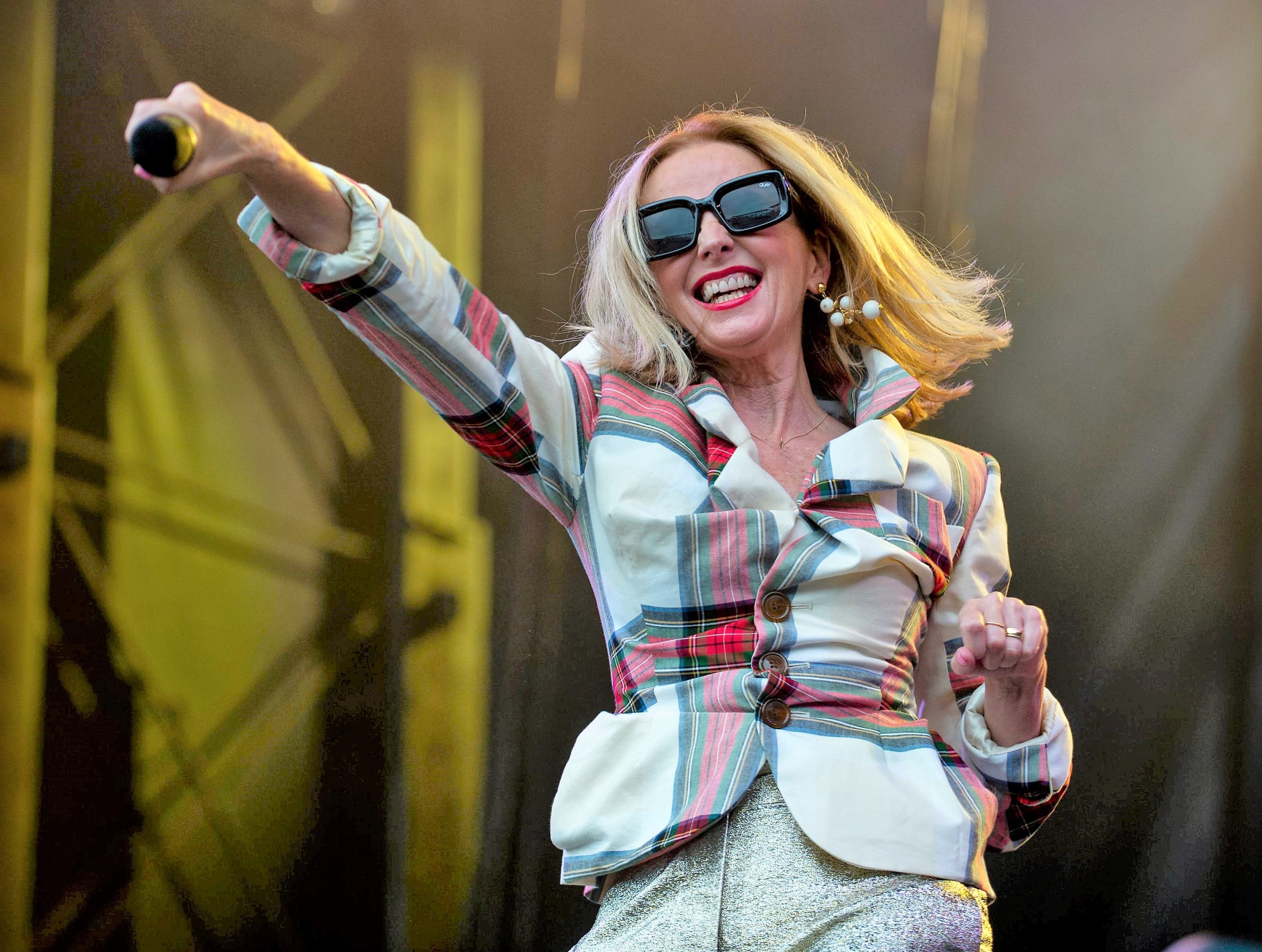 Altered Images songs sung blue, pink and with added Mascara Streakz