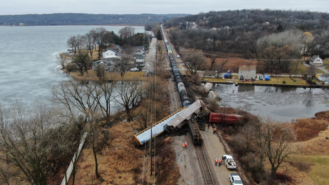 Derailment sends train cars into pond in Pewaukee WTMJ