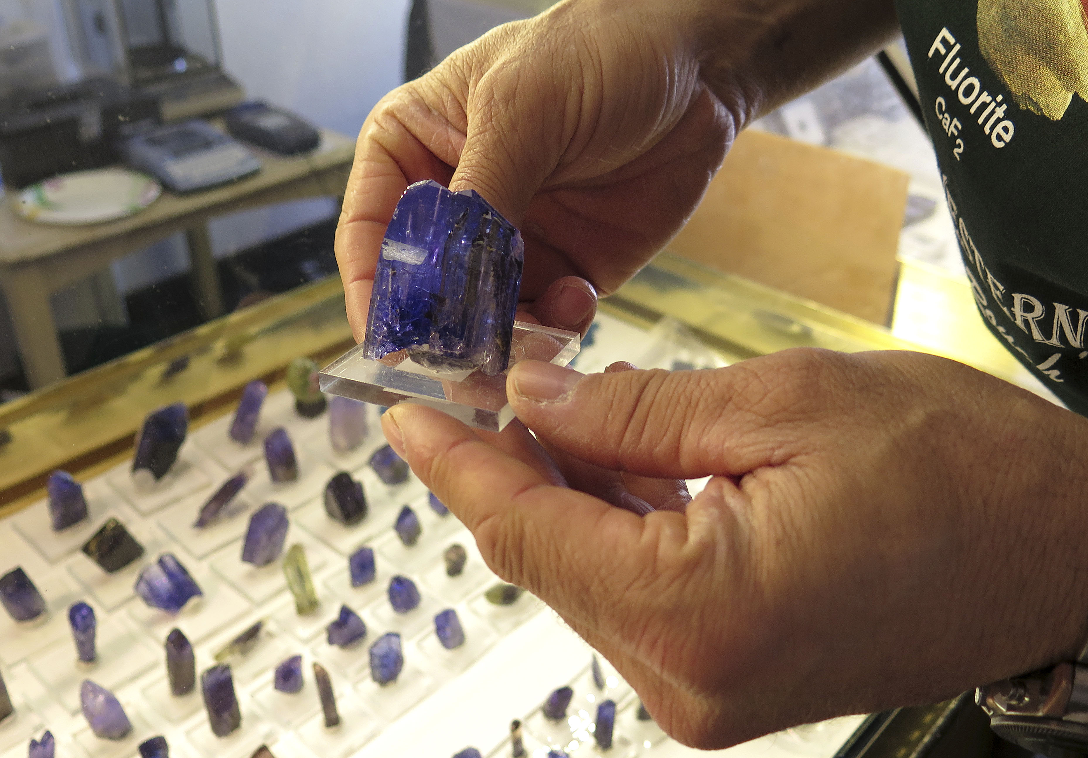 Gem, mineral show brings international community to Tucson WTOP